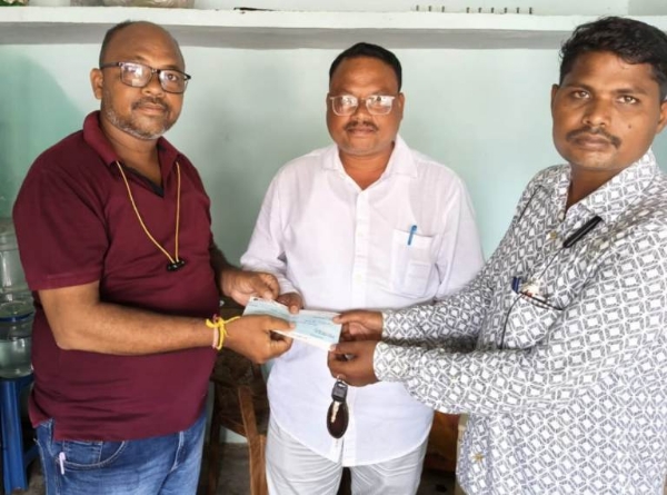 ରାସ୍ତାରୁ ପାଇଥିବା ୨ ଲକ୍ଷ ଟଙ୍କାର ଚେକ୍‌ ଫେରାଇଲେ ଗଣମାଧ୍ୟମ ପ୍ରତିନିଧି