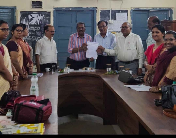 ଭି ଆଇ ପି ଭଳି ନୁହେଁ ମୁଁ ସ୍କୁଟି ରେ ଅଚାନକ ଆସିବି କ୍ଲାସ୍ ରେ ପିଲାଙ୍କୁ ପାଠ ପଢାଇବି : ସୁବର୍ଣ୍ଣପୁର ଜିଲ୍ଲାପାଳ