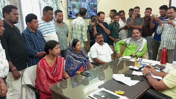 ବିଧାୟକଙ୍କ ନିର୍ଦ୍ଦେଶ ସତ୍ୱେ ଏନଏଚ ଓ ପୂର୍ତ୍ତବିଭାଗର ଡ୍ରେନକାମ ହେଲାନି,ପାଣିରେ ସହର ଉବୁଡୁବୁ ଏନଏଚ ଓ ପୂର୍ତ୍ତବିଭାଗର ଯନ୍ତ୍ରୀଙ୍କୁ ଘେରିଲେ ପୌରାଧ୍ୟକ୍ଷା ଓ କାଉନସିଲର