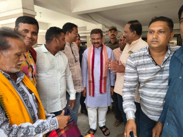 ମେଣ୍ଡାକୁ ବ୍ଲକ ଦାବୀ ଜୋର ଧରୁଛି କେନ୍ଦ୍ରମନ୍ତ୍ରୀ ଓ ପଂଚାୟତୀ ରାଜ ମନ୍ତ୍ରୀଙ୍କୁ ଦାବିପତ୍ର ଦେଲେ ପ୍ରତିନିଧିମଣ୍ଡଳୀ L