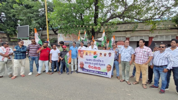 ପୌରପରିଷଦ ବିରୋଧରେ ଅପାରଗତା ଓ ଦୁର୍ନୀତି ଅଭିଯୋଗ ଆଣି କଲେକ୍ଟରଙ୍କ ଅଫିସ ସାମ୍ନାରେ ଗର୍ଜିଲା କଂଗ୍ରେସ ଦାୟିତ୍ୱହୀନତା ର ସବୁ ସୀମା ପାର କରୁଛି ପୌର ପରିଷଦ- ନଗର କଂଗ୍ରେସ