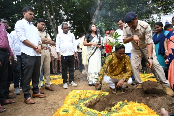 ଜିଲ୍ଲାସ୍ତରୀୟ ଏକ୍ ପେଡ୍ ମା କେ ନାମ୍ ୨.୦’ ଅଭିଯାନ କାର୍ଯ୍ୟକ୍ରମଜିଲ୍ଲାରେ ଲାଗିବ ୨ ଲକ୍ଷ ରୁ ଉର୍ଦ୍ଧ୍ବ ଚାରା