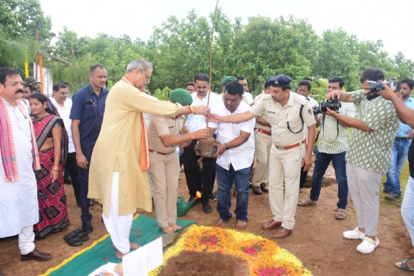 ପ୍ରଧାନମନ୍ତ୍ରୀ ଶ୍ରୀଯୁକ୍ତ ନରେନ୍ଦ୍ର ମୋଦୀଙ୍କ ୭୫ତମ ଜନ୍ମଦିନ ଅବସରରେ ‘ଏକ୍ ପେଡ୍ ମା’ କେ ନାମ୍ ୨.୦’ ଅଭିଯାନରେ ବଲାଙ୍ଗିର ଠାରେ ଉପମୁଖ୍ ମନ୍ତ୍ରୀ   ଜୋଗଦେଲେ