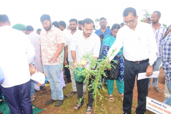ପ୍ରଧାନମନ୍ତ୍ରୀ ଶ୍ରୀଯୁକ୍ତ ନରେନ୍ଦ୍ର ମୋଦୀଙ୍କ ୭୫ତମ ଜନ୍ମଦିନ ଅବସରରେ ‘ଏକ୍ ପେଡ୍ ମା’ କେ ନାମ୍ ୨.୦’ ଅଭିଯାନରେ ବଲାଙ୍ଗିର ଠାରେ ଉପମୁଖ୍ ମନ୍ତ୍ରୀ   ଜୋଗଦେଲେ