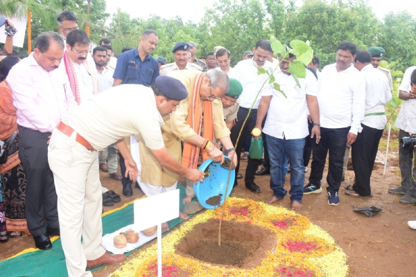 ପ୍ରଧାନମନ୍ତ୍ରୀ ଶ୍ରୀଯୁକ୍ତ ନରେନ୍ଦ୍ର ମୋଦୀଙ୍କ ୭୫ତମ ଜନ୍ମଦିନ ଅବସରରେ ‘ଏକ୍ ପେଡ୍ ମା’ କେ ନାମ୍ ୨.୦’ ଅଭିଯାନରେ ବଲାଙ୍ଗିର ଠାରେ ଉପମୁଖ୍ ମନ୍ତ୍ରୀ   ଜୋଗଦେଲେ