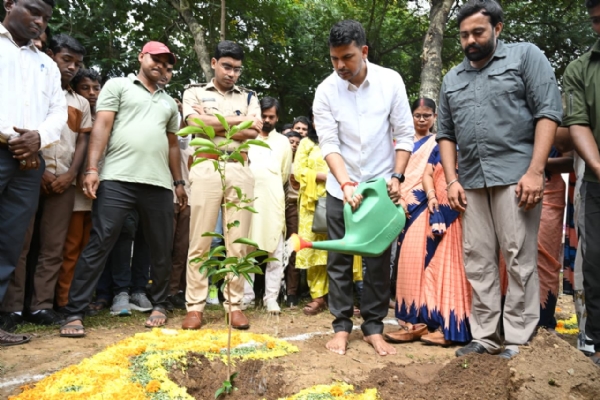ଜିଲ୍ଲାସ୍ତରୀୟ ଏକ୍ ପେଡ୍ ମା କେ ନାମ୍ ୨.୦’ ଅଭିଯାନ କାର୍ଯ୍ୟକ୍ରମଜିଲ୍ଲାରେ ଲାଗିବ ୨ ଲକ୍ଷ ରୁ ଉର୍ଦ୍ଧ୍ବ ଚାରା