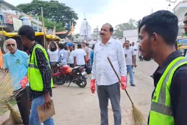 କୋଦାଳ ଓ ଝାଡୁ ଧରି ମହାନଗର ନିଗମର କମିଶନର କଲେ ସଫେଇ