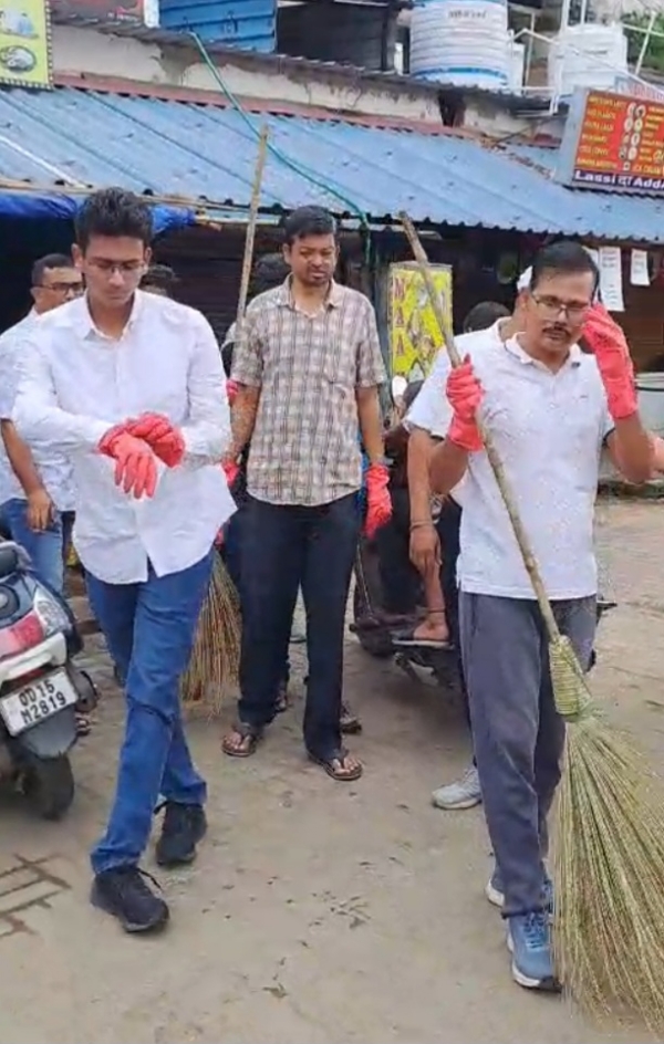 କୋଦାଳ ଓ ଝାଡୁ ଧରି ମହାନଗର ନିଗମର କମିଶନର କଲେ ସଫେଇ