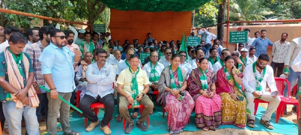 ଅଭାବି ସାରଯୋଗାଣ କୁ ନେଇ ବିଜେଡି ଦଳର ଜିଲ୍ଲା କୃଷିଭବନ ଘେରାଉ,ପୋଲିସ ସହିତ ଠେଲାପେଲା କୃଷିଭବନ ଉଦଘାଟନୀଫଳକରେ ବାର୍ଣ୍ଣିସରଙ୍ଗ ବୋଳିଲେ ଜିଲ୍ଲାପରିଷଦ ସଭାପତି