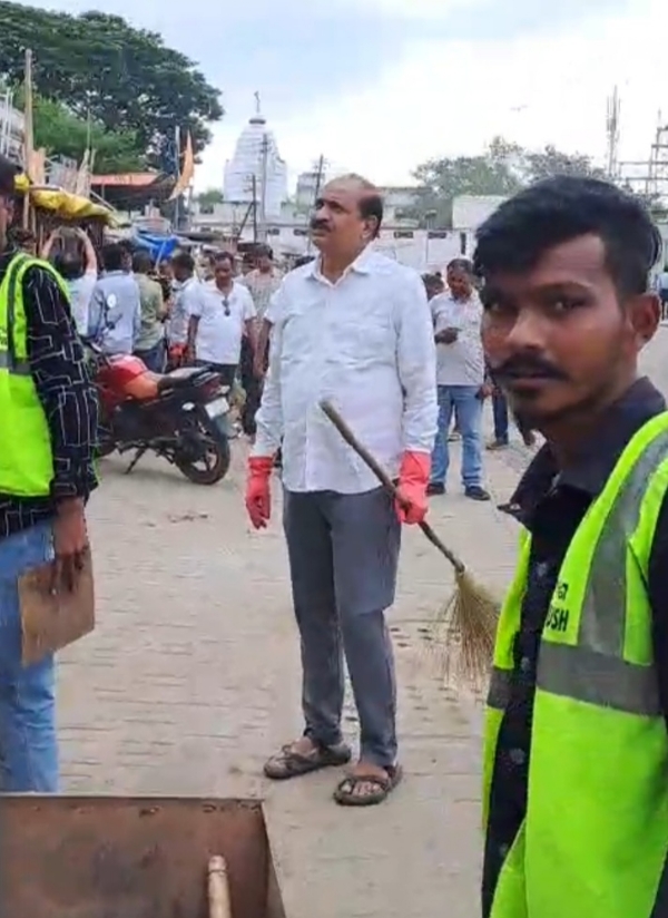 କୋଦାଳ ଓ ଝାଡୁ ଧରି ମହାନଗର ନିଗମର କମିଶନର କଲେ ସଫେଇ