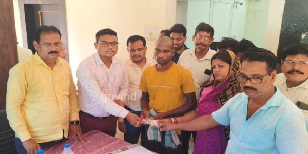 ନଡ଼ିଆ ଗଛରୁ ନଡ଼ିଆ ତୋଳୁଥିବା ବେଳେ ବିଦ୍ୟୁତ ତାର ଲାଗି ଯୁବକ ମୃତ। କ୍ଷତି ପୂରଣ ଦାବିରେ ୫୭ନମ୍ବର ଜାତୀୟ ରାଜପଥ ଅବରୋଧ ।