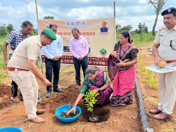 ଚନ୍ଦନଭାଟିସ୍ଥିତ ସୁଦାମ ଚରଣ ଡିଗ୍ରୀ କଲେଜରେ ମାଁ_ପାଇଁ_ଗଛ_ଟିଏ ବୃକ୍ଷରୋପଣ କାର୍ଯ୍ୟକ୍ରମ ପାଳିତ