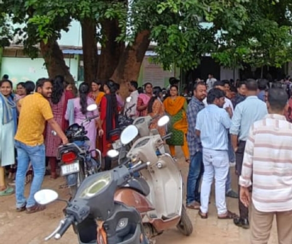 ବିକ୍ରମଦେବ ବିଶ୍ବବିଦ୍ୟାଳୟର ଅସ୍ଥାୟୀ ଅଧ୍ୟାପକଙ୍କ କାର୍ଯ୍ୟବନ୍ଦ ପ୍ରତିଶୃତି ପରେ ପ୍ରତ୍ୟାହୃତ ଶ୍ରେଣୀ ପିଛା ୫ଶହ ବଦଳରେ ୭ଶହ ଟଙ୍କା ପ୍ରଦାନ ନେଇ ଦାବି