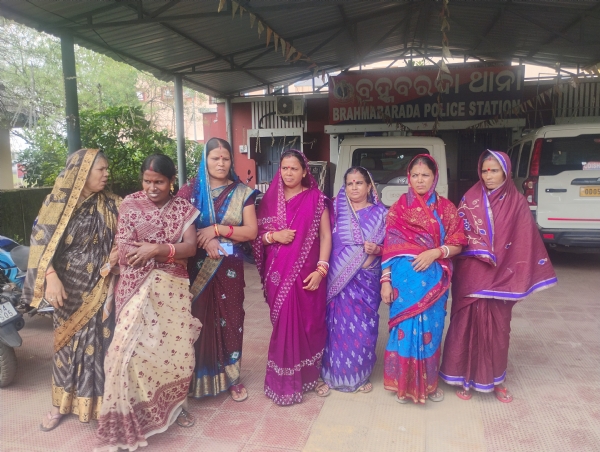 ମଙ୍ଗରାଜପୁର ପଂଚାୟତ ମଣି ତାରିଣୀ ସ୍ୱଂୟ ସହାୟକ ଗୋଷ୍ଠୀ ଟଙ୍କା ହଡପ : ଥାନାର ଦ୍ୱାରସ୍ଥ ହେଲେ ମହିଳା