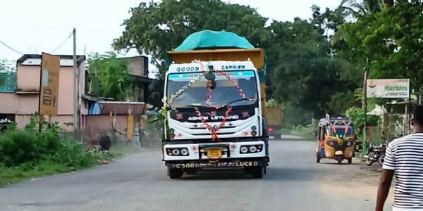 ଓଭରଲୋଡ଼ ଗାଡି ରାସ୍ତାକୁ କାଳ