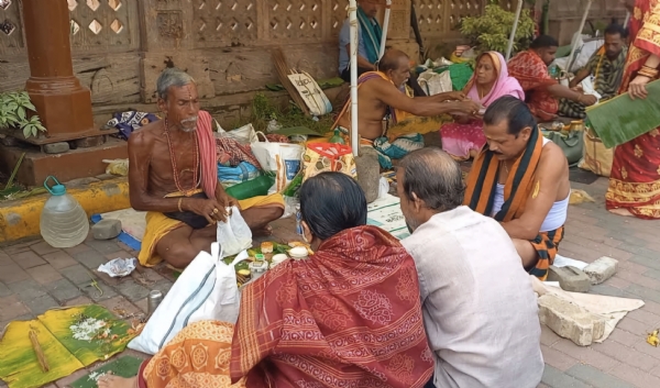 ପୁରୀରେ ପ୍ରବଳ ଶ୍ରଦ୍ଧାଳୁ ମହାଳୟା ଅମାବାସ୍ୟା ରେ ପିତୃପୁରୁଷ ଙ୍କୁ ପିଣ୍ଡଦାନ