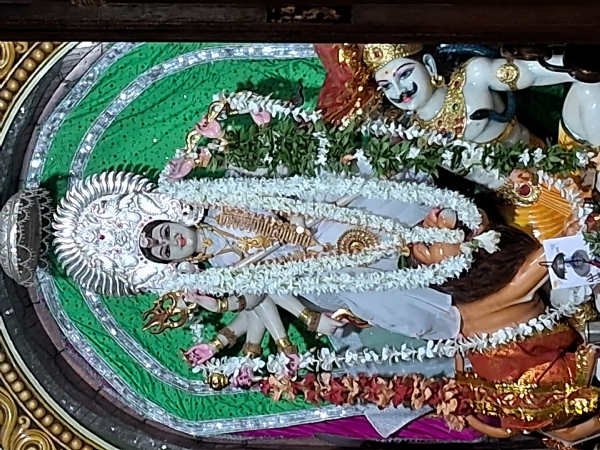 ଦୁର୍ଗା ମନ୍ଦିର ରେ ମହାଳୟା ରେ ମା ଙ୍କ ଧବଳ ମୁଖୀ ବେଶ
