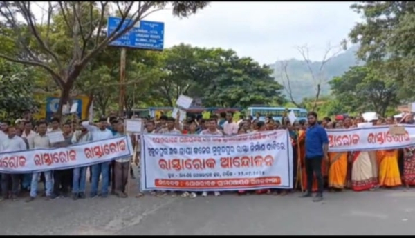 ରାସ୍ତା ନିର୍ମାଣ ଦାବିରେ ରାସ୍ତାରୋକ