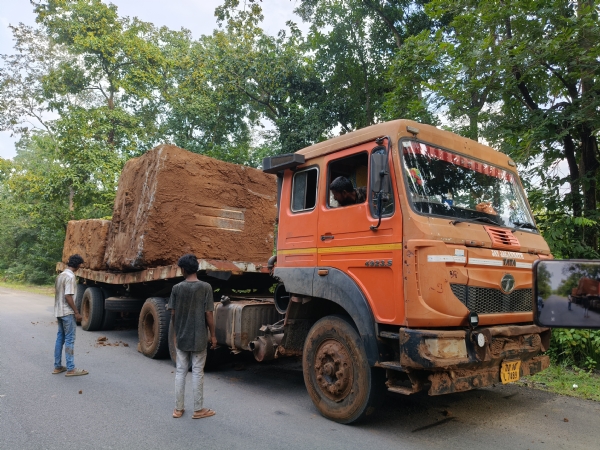 ଗ୍ରାନାଇଟ୍ ପଥର ପରିବହନ ଯୋଗୁଁ ନଷ୍ଟ ହେଉଛି ରାସ୍ତା