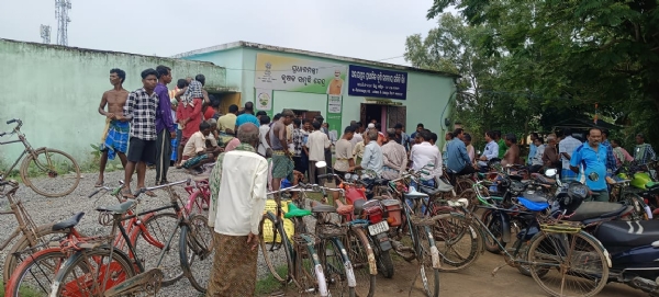 ଅଭୟପୁର ପ୍ରାଥମିକ ସେବା ସମବାୟ ସମିତି ଆଗରେ ସାର ପାଇଁ ଚାଷୀଙ୍କ ଭିଡ଼ : ଆବଶ୍ୟକ ମୁତାବକ ମିଳୁ ନି ସାର