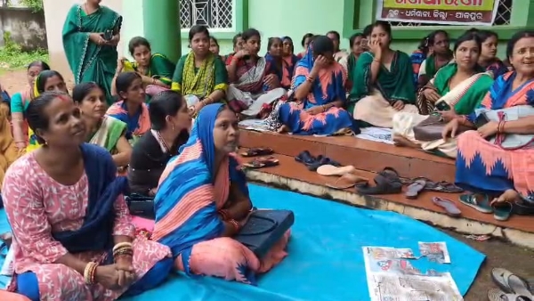 ବ୍ଲକ ସମ୍ମୁଖରେ ମିଶନଶକ୍ତିରେ କାର୍ଯ୍ୟରତ କର୍ମଚାରୀଙ୍କ ଧାରଣା ଦ୍ୱିତୀୟ ଦିନରେ