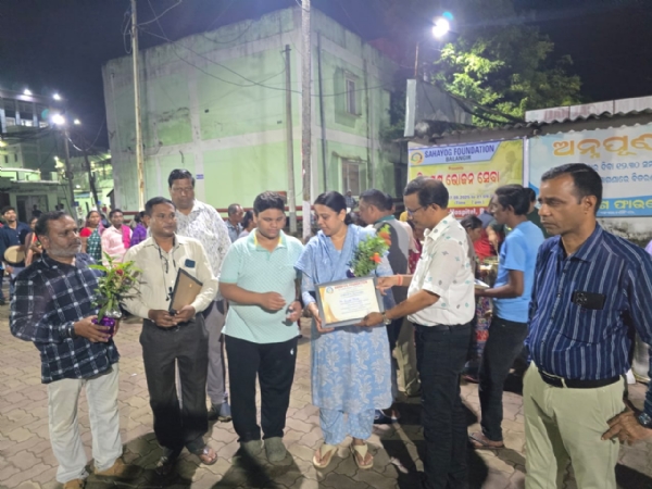 ପିତୃପକ୍ଷ ଭୋଜନ ସେବା ସମାପ୍ତ ,ସହଯୋଗ ଫାଉଣ୍ଡେସନର ପୁଣ୍ୟ କାର୍ଯ୍ୟ ବଲାଙ୍ଗୀର, 22 ସେପ୍ଟେମ୍ବର 2025 ବଲାଙ୍ଗୀର ର ପ୍ରମୁଖ ସାମାଜିକ ସଂଗଠନ ସହଯୋଗ ଫାଉଣ୍ଡେସନ ଦ୍ୱାରା ପିତୃପକ୍ଷ ଭୋଜନ ସେବାର କାର୍ଯ୍ୟକ୍ରମ  ସମାପ୍ତ ହୋଇଛି । ଏହି କାର୍ଯ୍ୟକ୍ରମ 7 ସେପ୍ଟେମ୍ବରରୁ ଆରମ୍ଭ ହୋଇ 15 ଦିନ ଧରି ଅବିରତ ଚାଲିଥିଲା। ପ୍ରତିଦିନ ଜିଲ୍ଲା ମୁଖ୍ୟାଳୟ ହସ୍ପିଟାଲରେ ରୋଟି, ତରକାରି, ଫଳ ଓ ମିଠା ପ୍ରାୟ 700 ରୁ ଅଧିକ ଲୋକଙ୍କୁ ବଣ୍ଟନ କରାଯାଇଥିଲା। ହିନ୍ଦୁ ସଂସ୍କୃତିରେ ପିତୃପକ୍ଷକୁ ଅତ୍ୟନ୍ତ ପବିତ୍ର ବୋଲି ଧରାଯାଏ। ଏହା ପୂର୍ବଜଙ୍କ ପ୍ରତି କୃତଜ୍ଞତା ଓ ସ୍ମରଣର ସମୟ। ଏହି ସମୟରେ ଦରିଦ୍ର ଓ ଜରୁରୀ ଲୋକଙ୍କୁ  ଭୋଜନ କରାଇବାକୁ ଶ୍ରେଷ୍ଠ ପୁଣ୍ୟ କାମ ମନାଯାଏ। ସହଯୋଗ ଫାଉଣ୍ଡେସନ ଏହି ପାରମ୍ପରିକତାକୁ ପାଳନ କରି 15 ଦିନ ଧରି ନିରନ୍ତର ପିତୃପକ୍ଷ ଭୋଜନ ସେବା କରିଥିଲା। ପିଛଲା 3 ବର୍ଷ ଧରି ସହଯୋଗ ଫାଉଣ୍ଡେସନ ପ୍ରତି ରବିବାରେ ଦିନରେ 400 ଓ ରାତିରେ 700 ରୁ ଅଧିକ ଲୋକଙ୍କୁ ଭୋଜନ ସରକାରୀ ହସ୍ପିଟାଲ ରେ ବଣ୍ଟନ କରୁଛି । ତା’ ସହିତ , ଆମ୍ବୁଲାନ୍ସ ସେବା, ରକ୍ତଦାନ, ବସ୍ତ୍ରଦାନ, ପୁସ୍ତକ ଦାନ, ସ୍ୱାସ୍ଥ୍ୟ ଶିବିର, ଯୋଗ, ଧ୍ୟାନ, ଗଛ ଲଗାଣ, ଅକ୍ସିଜେନ୍ ସେବା ପରି ବିଭିନ୍ନ ସେବାକାର୍ଯ୍ୟ ମଧ୍ୟ କରୁଛନ୍ତି। ଏହି ପିତୃପକ୍ଷ ଭୋଜନ ସେବା ପବିତ୍ର କାର୍ଯ୍ୟରେ କିଛି ବିଶିଷ୍ଟ ଅତିଥିମାନେ ଯୋଗ ଦେଇଥିଲେ –ସୁଶ୍ରୀ ସୁଷ୍ମା ମହାପାତ୍ର (DSWO) ,ଶ୍ରୀ ମନୋରଞ୍ଜନ ଯୋଷୀ (OTV ବ୍ୟୁରୋ ଚିଫ, ପଶ୍ଚିମ ଓଡ଼ିଶା) ,ଶ୍ରୀ ପବିତ୍ର ବେହେରା (ADM) ,ଶ୍ରୀ ଆଲୋକ କୁମାର ପଟେଲ (Sub-Collector, Balangir) ,ଶ୍ରୀ ସରୋଜ କୁମାର ଉପାଧ୍ୟାୟ (SDPO, Sadar Police)  ଏବ ଶ୍ରୀ କମଳ କୁମାର ପଣ୍ଡା  (DSP, Police HQ  ସମସ୍ତ ଅତିଥି ସହଯୋଗ ଫୋୖଣ୍ଡସନ ର ଏହି କାର୍ଯ୍ୟକ୍ରମ କୁ ବହୁତ ପ୍ରଶଂସା କରିଥିଲେ