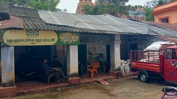 ଲ୍ୟାମ୍ପ୍ସ କାର୍ଯ୍ୟାଳୟରେ ପଲିଥିନ ଟଣା ଯାଇଛି