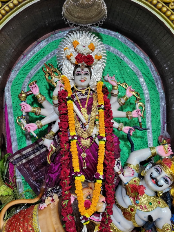 ଶାରଦୀୟ ନବରାତ୍ର ଚତୁର୍ଥ ଦିବସ ରେ ମା ଦୁର୍ଗା ସମଲେଶ୍ଵରୀ କୁଷ୍ମାଣ୍ଡ ବେଶରେ