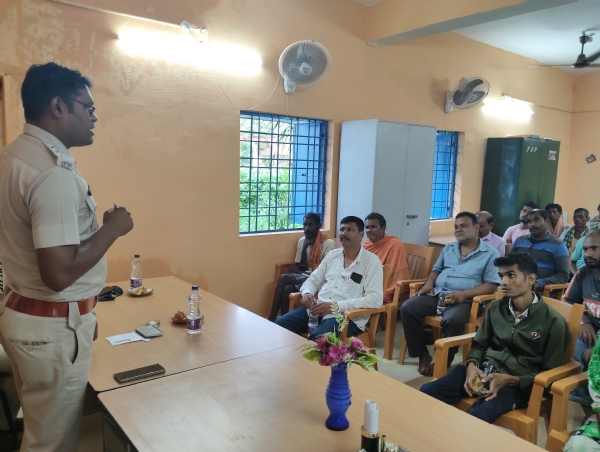 ଫାମ୍ପୁଣି ଗ୍ରାମରେ ଆମ ପୁଲିସ ସମିତି  ବୈଠକ