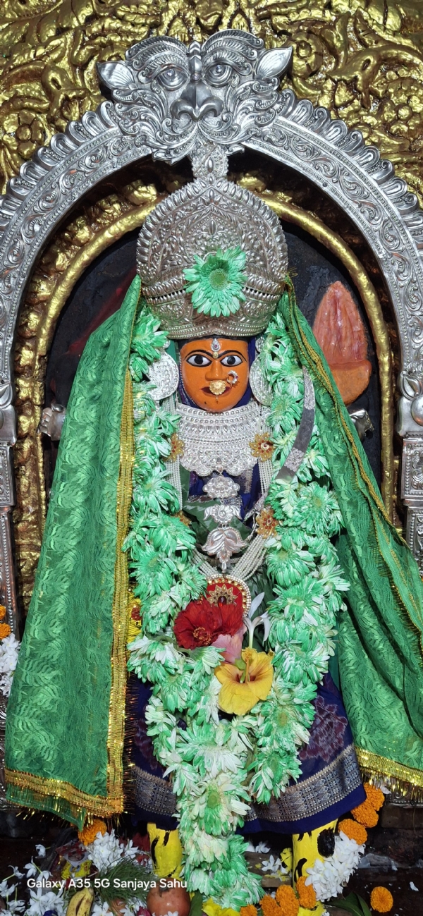 ଶାରଦୀୟ ନବରାତ୍ର ଚତୁର୍ଥ ଦିବସ ରେ ମା ଦୁର୍ଗା ସମଲେଶ୍ଵରୀ କୁଷ୍ମାଣ୍ଡ ବେଶରେ