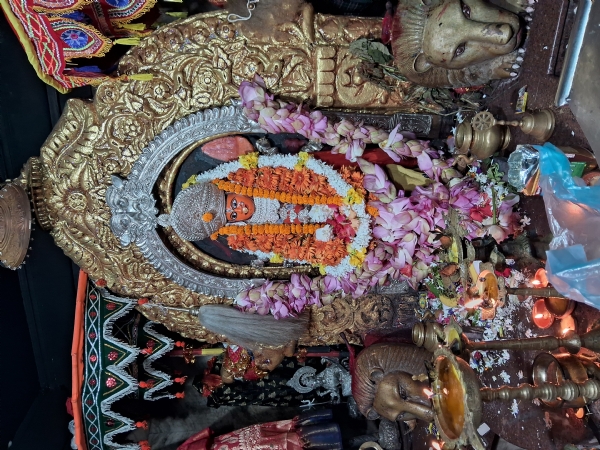 ନବରାତ୍ର ପଞ୍ଚମ ଦିନରେ ମା’ ସମଲେଶ୍ଵରୀ ଦୁର୍ଗା ସ୍କନ୍ଦମାତା ରୂପରେ ଭକ୍ତମାନଙ୍କୁ  ଦର୍ଶନ ଦେଇଛନ୍ତି