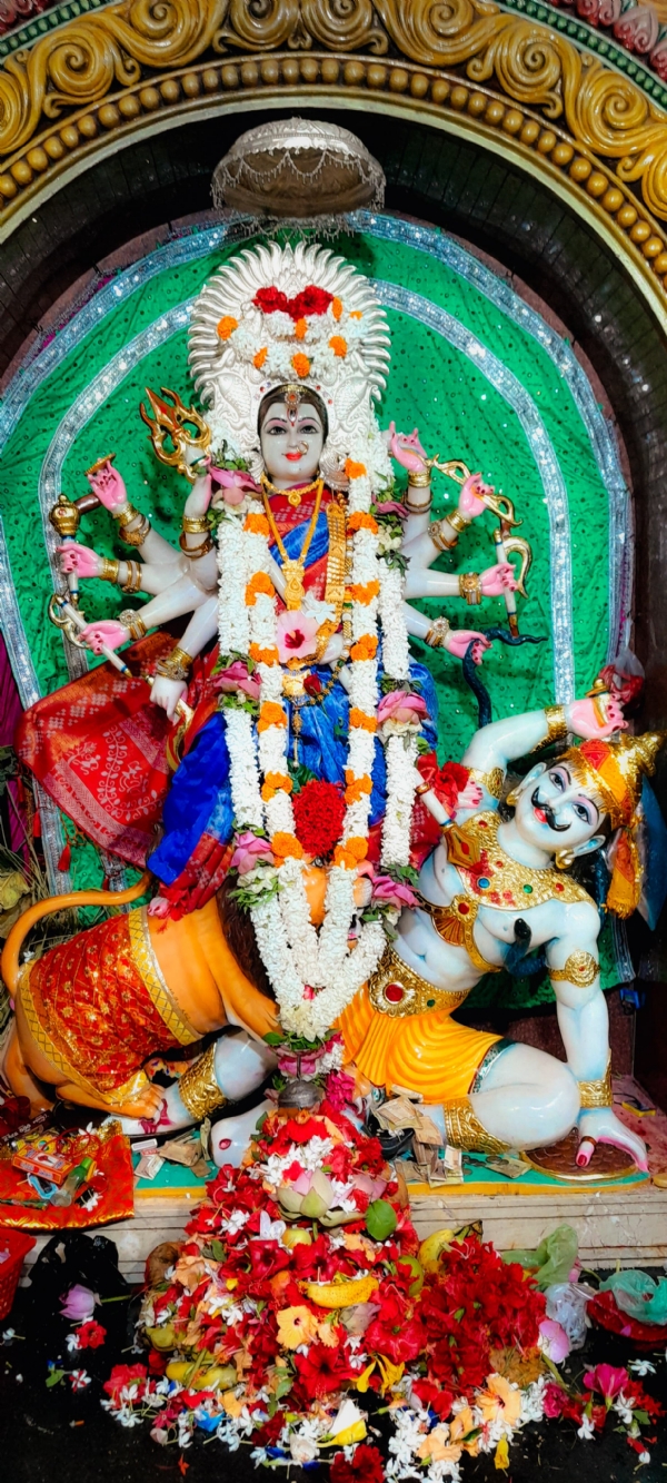 ନବରାତ୍ର ପଞ୍ଚମ ଦିନରେ ମା’ ସମଲେଶ୍ଵରୀ ଦୁର୍ଗା ସ୍କନ୍ଦମାତା ରୂପରେ ଭକ୍ତମାନଙ୍କୁ  ଦର୍ଶନ ଦେଇଛନ୍ତି