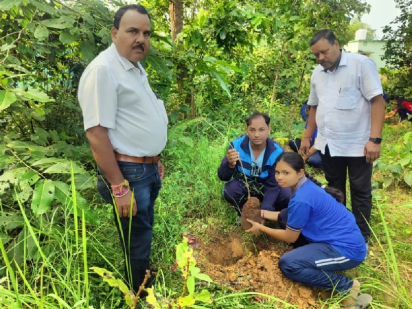 କରାଟେ ପ୍ରଶିକ୍ଷକଙ୍କ ବୃକ୍ଷ ରୋପଣ ନିଶା