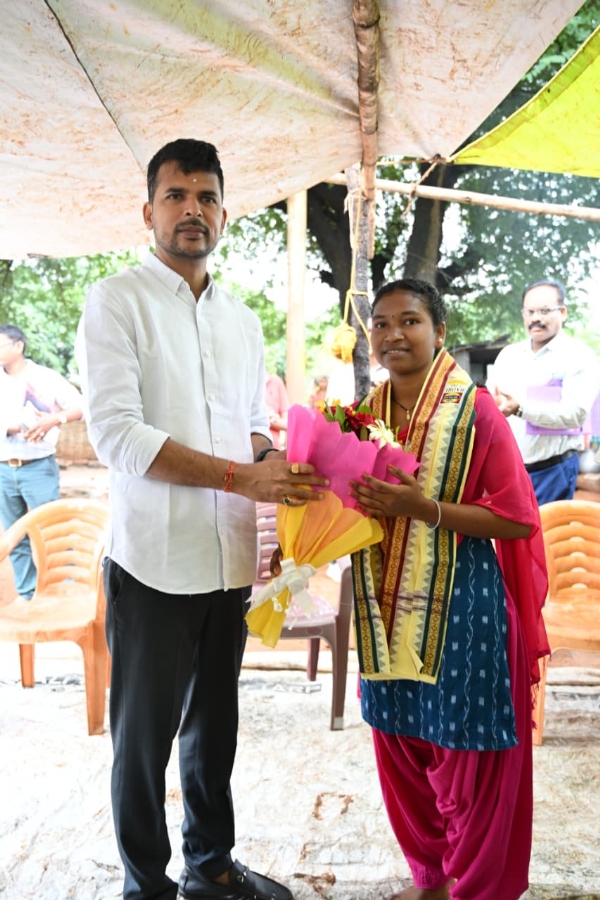 ଡିଡାୟୀ ଯୁବତୀ ଚମ୍ପାଙ୍କ ଗ୍ରାମ ଆ ମ୍ବଳିବେଡାକୁ ଯାଇ ଶୁଭେଚ୍ଛା ଜଣାଇଲେ ଜିଲ୍ଲାପାଳ
