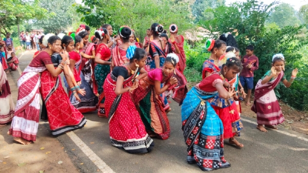 ପଶ୍ଚିମ ଓଡ଼ିଶାର ସାଂସ୍କୃତିକ ପରମ୍ପରା : ଦଶହରା ରେ  ଗ୍ରାମେଡ ଗ୍ରାମେ ଡାଲଖାଇ ନୃତ୍ୟ