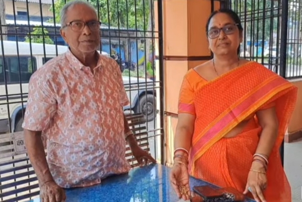 ଦମ୍ପତିଙ୍କ ମହାନୀୟତା: ରାସ୍ତାରୁ ପାଇଥିବା ଲକ୍ଷାଧିକ ମୂଲ୍ୟର ଗହଣା ଥାନାକୁ କଲେ ହସ୍ତାନ୍ତର