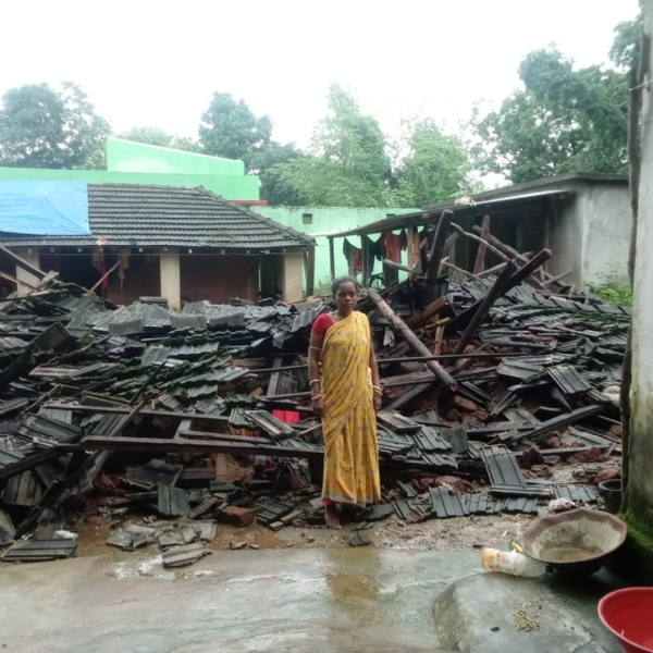 ଲଗାଣ ବର୍ଷାରେ ଭାଙ୍ଗିଲା ଘର, ବାସହରା ହେଲେ ପୁରା ପରିବାର। ସରକାରୀ ସହାୟତା ଯୋଗାଇ ଦେବାକୁ ଦାବୀ।