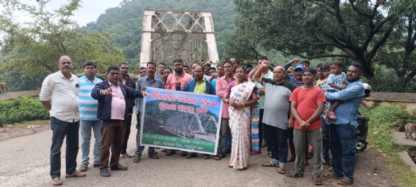 ଜୋର ଧରିଲା ଐତିହାସିକ ପାତ୍ରପୁଟ ଲୁହା ପୋଲ ସୁରକ୍ଷା ଦାବୀ, ବୈପାରୀଗୁଡା ସୁରକ୍ଷା ମଞ୍ଚ ପକ୍ଷରୁ ବ୍ରିଜ ନିକଟରେ ବିକ୍ଷୋଭ ପଦର୍ଶନ