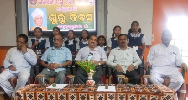 ସରସ୍ଵତୀ ଶିଶୁ ବିଦ୍ୟା ମନ୍ଦିରରେ  ଗୁରୁଦିବସ  ପାଳିତ