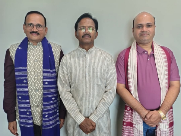 ସମ୍ମାନିତ ଦୁଇ ଶିକ୍ଷକ ଙ୍କୁ ସମ୍ବର୍ଦ୍ଧନା ଜଣାଇଲେ ସାଂସଦ