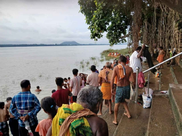ଚନ୍ଦ୍ରଗ୍ରହଣ ପରେ ପାପକ୍ଷୟ ପାଇଁ ବିନିକା ମୁକ୍ତିତୀର୍ଥରେ ବୁଡ ପକାଇଲେ ହଜାର ହଜାର ଶ୍ରଦ୍ଧାଳୁ ।