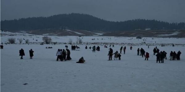 କାଶ୍ମୀରର ପର୍ଯ୍ୟଟନ ସ୍ଥଳ ଓ ଉପତ୍ୟକାର ଉଚ୍ଚ ସ୍ଥାନରେ ନୂତନ ବର୍ଷକୁ ସ୍ଵାଗତ କରୁଛି ତୁଷାରପାତ