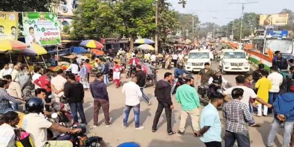 ଅପର୍ତିବିନ୍ଧା ଛକରେ ସଂଘ୍ୟାଲଘୁ ସଂପ୍ରଦାୟର ସଂଘବଦ୍ଧ ମରଣାନ୍ତକ ଆକ୍ରମଣରେ ନଡିଆ ବିକାଳୀ ଗୁରୁତର, ହିନ୍ଦୁ ସଂଗଠନ ପକ୍ଷରୁ ରାସ୍ତାରୋକ, ବିଧାୟକ ଓ ପ୍ରଶାସନ ଅଧିକାରୀଙ୍କ ପ୍ରତିଶ୍ରୁତି ପରେ ପରିସ୍ଥିତି ଥମିଲା