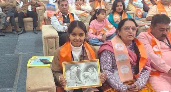 ମୋଦି-ହୀରାବାଙ୍କ ଫଟୋ ସହିତ ସୋମନାଥ ସ୍ୱାଭିମାନ ପର୍ବରେ ପହଂଚି ସମସ୍ତଙ୍କୁ ଭାବପ୍ରବଣ କରିଦେଲେ ରକ୍ଷା ପରମାର