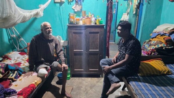 ଶଯ୍ୟାଶାୟୀ ସମାଜସେବୀ ଙ୍କୁ ଭେଟି ଅଶୁଆରୋଗ୍ୟ କାମନା କଲେ ଚିତ୍ରକୋଣ୍ଡା ବିଧାୟକ