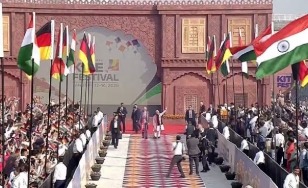 ସାବରମତୀରେ ଗୁଡ଼ି ମହୋତ୍ସବ, ଜର୍ମାନ ଚାନ୍ସେଲର ଫ୍ରେଡ୍ରିକ୍ ମର୍ଜ ପ୍ରଧାନମନ୍ତ୍ରୀ ନରେନ୍ଦ୍ର ମୋଦିଙ୍କ ସହିତ ହନୁମାନ ଗୁଡ଼ି ଉଡାଇଲେ