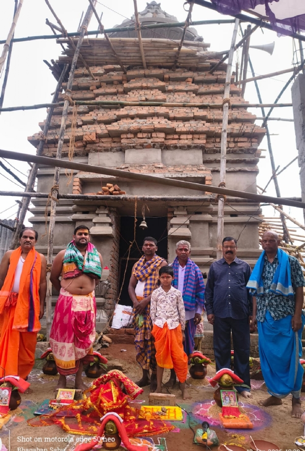 କୁଡୁମୁଲୁଗୁମ୍ମା ଗ୍ରାମ ଠାକୁରାଣୀ ମନ୍ଦିର ଶିଖରରେ ରତ୍ନମୁଦ ସ୍ଥାପନ