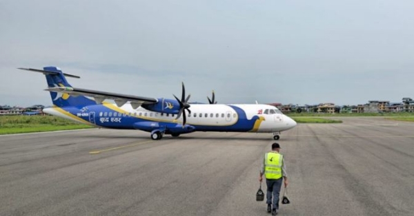 Passanger-open-emergency-gate-of-plane