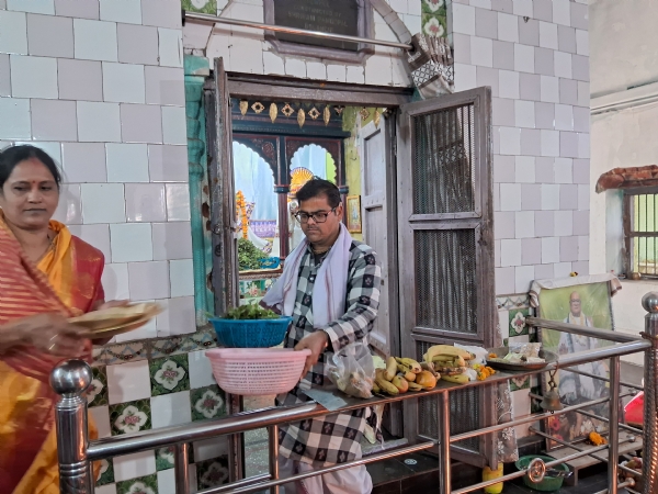 ରାଧାକୃଷ୍ଣ ମନ୍ଦିର ରେ ମକର ସଂକ୍ରାନ୍ତି ଏକାଦଶୀ ପୂଜନ ତୁଳସୀ ଅର୍ପଣ