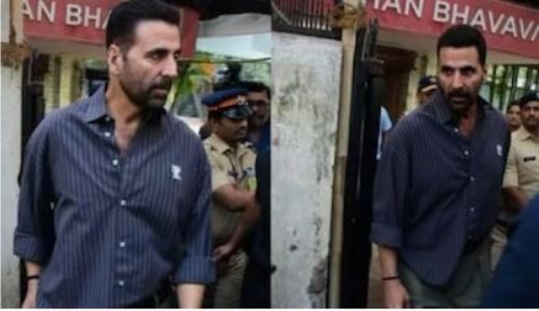 Akshay-Kumar-casts-his-vote-in-the-BMC-elections
